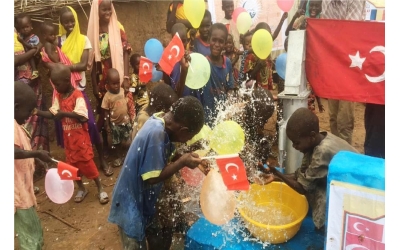 Suya kavuşan Afrikalı çocuklar kuyu başında doyasıya eğlendiler.