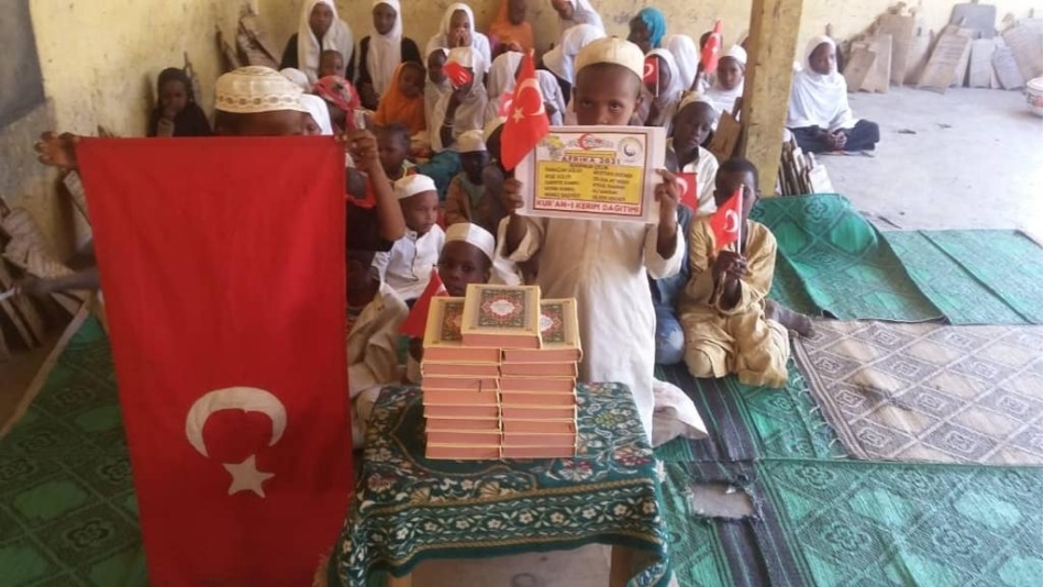 Afrika'da Hafız talebelere Kur'an-ı Kerim dağıtım larımız devam ediyor