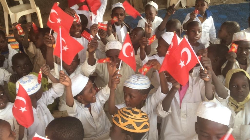 Afrikali çocukları sevindirmeye bisküvi dağıtmaya devam ediyoruz