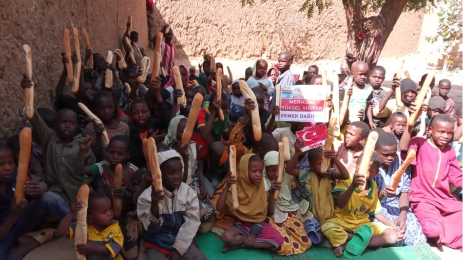 Afrika Gambiya ekmek dağıtımı 2022