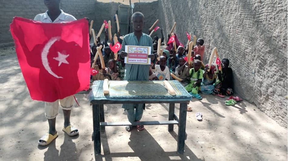 Afrika Kamerun ülkesinde Ekmek dağıtımı yapıldı.