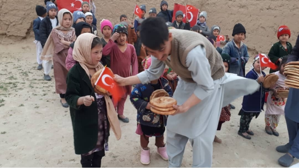 Afganistan cevizcan vilayetinde Ekmek dağıtımı yapıldı