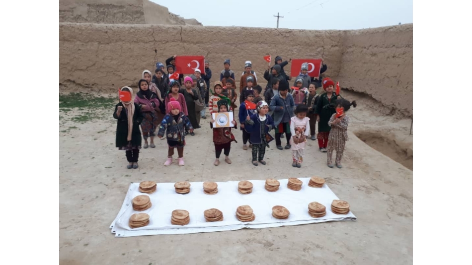 Afganistan bölgesinde çadırlarda yaşamlarını sürdüren yetim yoksul ailelere ekmek dağıtımlarımız devam ediyor