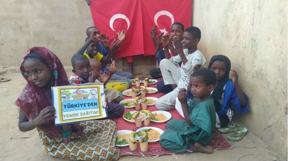 Afrika kıtası Burkina Faso ülkesinde Yetim yoksul çocuklara yemek dağıtımı