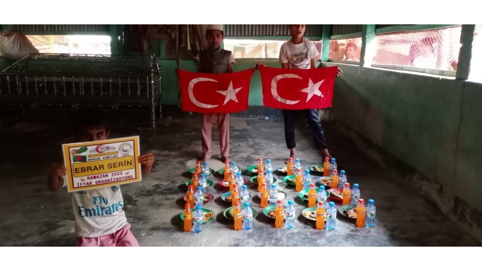 Ramazan ayında Arakan kamplarında yetim yoksul ailelere iftar yemeği verildi