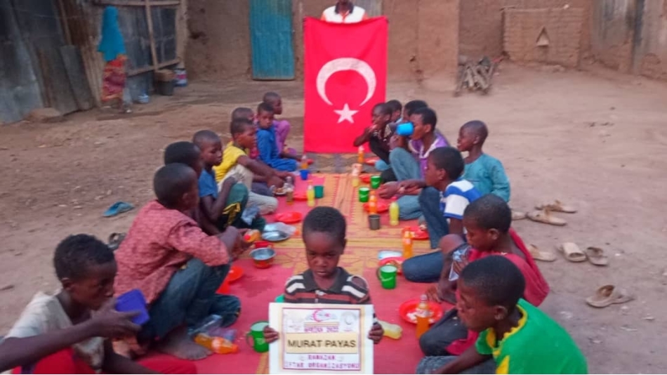 Ramazan ayı Afrika Nijerya iftar yemeği dağıtımı
