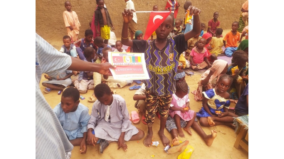 Afrika Kamerun çocukları sevindirme bisküvi dağıtımı gerçekleştirildi Ağustos 2022