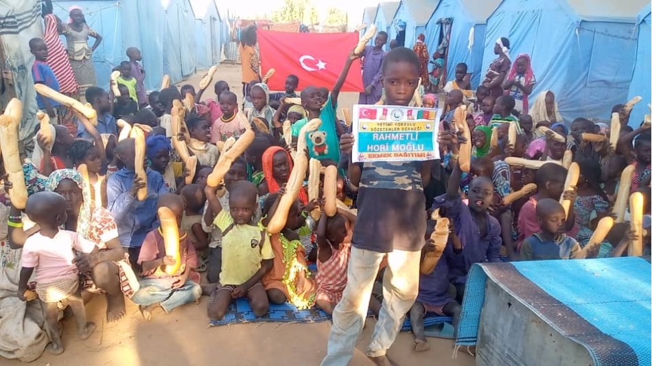 Bugün Afrika kamerunda şiddetli yağışlar ve seller sonucunda evsiz kalan çadırlarda yaşayan yetim yoksul ailelere ekmek dağıtımında bulunduk Kasım 2022