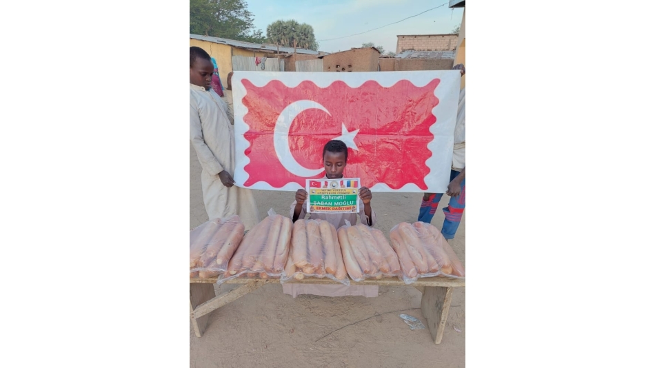 Afrika Çad bölgesinde yetim ve yoksul çocuklara ekmek dağıtımında bulunduk Kasım 2022 