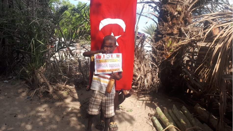 Madagaskar ülkesinde yetim ve yoksul çocuklara ekmek dağıtımında bulunduk Kasım 2022 