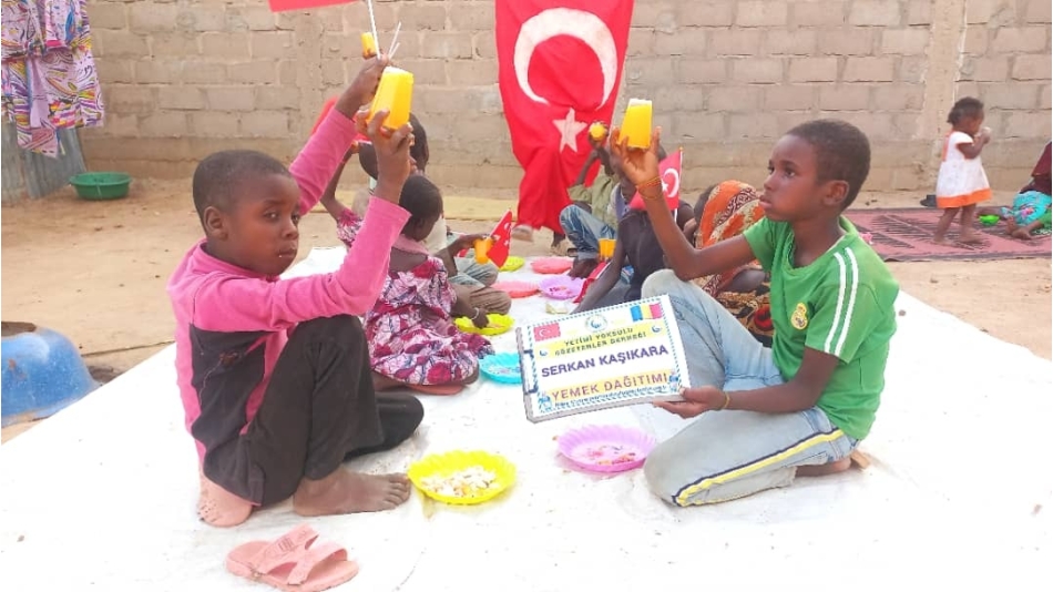 Çad bölgesinde yetim ve yoksul çocuklara yemek dağıtımında bulunarak onların sevinçlerine ortak olduk