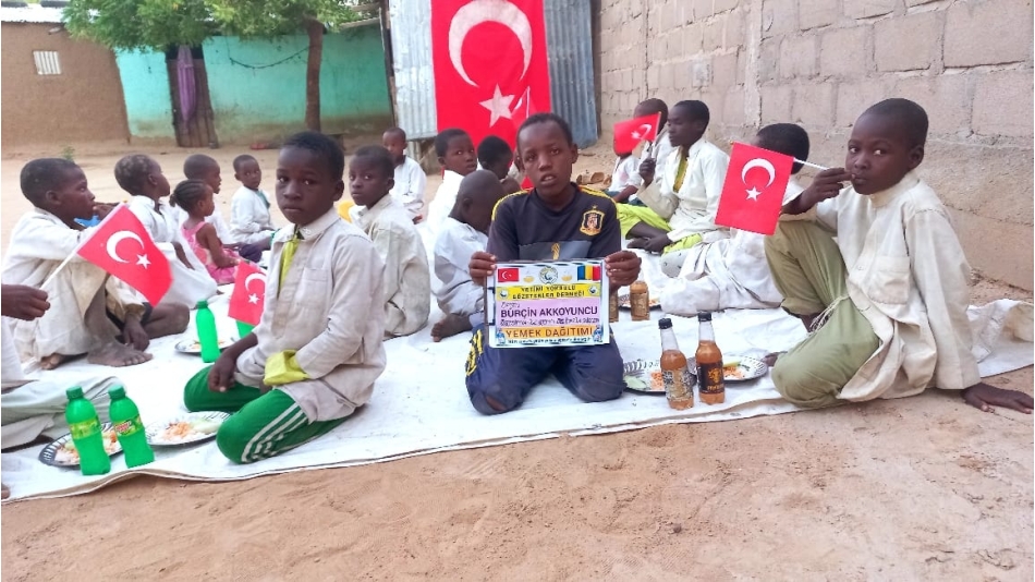 Öğretmenler günü hediyesi Afrika Çad yemek dagitimi