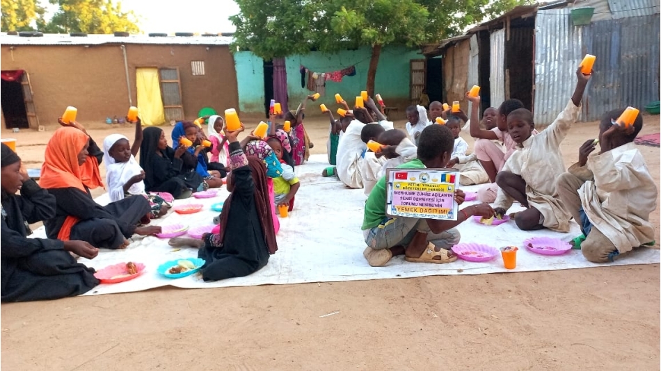 Yemek dağıtımlarımız devam ediyor Afrika Çad bolgesinde merhume Zühre açılan adına ekmek dağıtımında bulunduk 