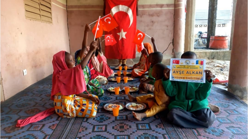 Yemek Dağıtımlarımız devam ediyor bugün Afrika Çad bölgesinde yetim ve yoksul çocuklara yemek dağıtımında bulunduk 