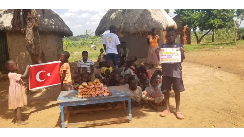 Afrika Uganda yoksul köylerinde ekmek dağıtımı yapıldı 