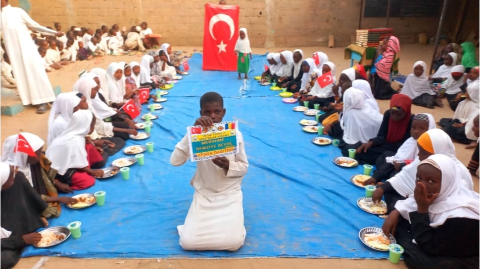 Afrika Çad yemek dağıtımlarımız devam ediyor Yetimi yoksulu gozetenler derneği 