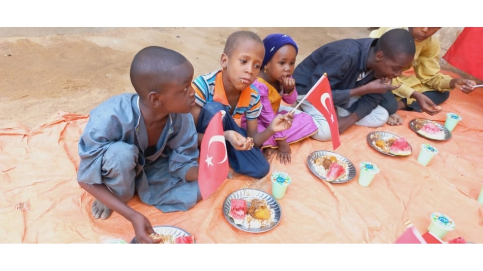 Madagaskar köylerinde çocukları sevindirme çikolata dağıtımı 