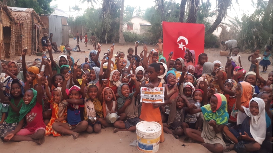 Afrika Madagaskar çocukları sevindirme çikolata dağıtımı Aralık 2022