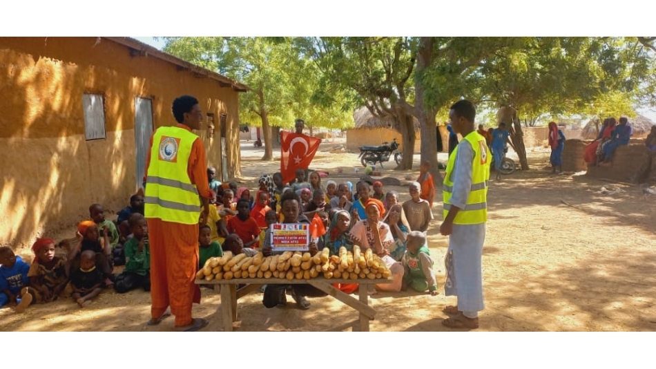 Afrika Çad ülkesinin fakir köylerinde çocuklarıa ekmek dağıtımı yapıldı Aralık 2022