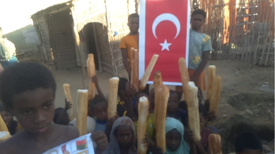 Afrika Madagaskar ekmek dağıtımımız devam ediyor Yetimi yoksulu gozetenler derneği 