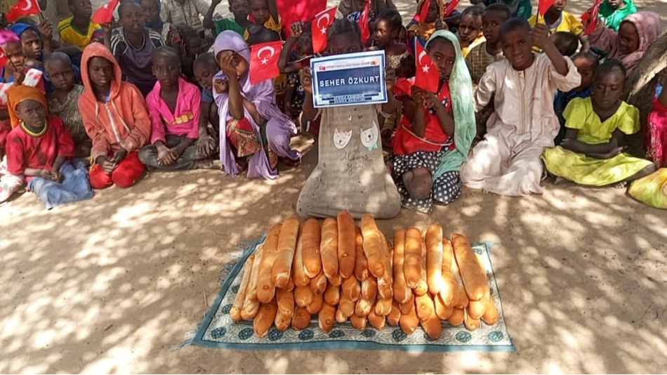 Afrika Kamerun'da ekmek dağıtımı Ocak 2023