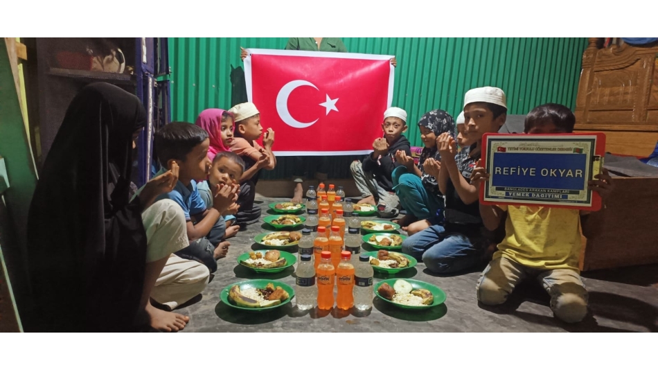 Arakan kamplarında yemek dağıtımı 