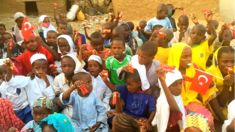 Bugün Afrikada ki yetim yoksul çocuklara bisküvi dagitiminda bulunduk