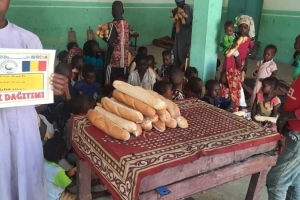 Afrika Kamerun ekmek dağıtımı