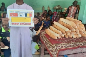 Afrika Kamerun ekmek dağıtımı