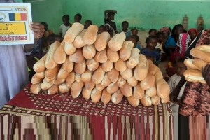 Afrika Kamerun ekmek dağıtımı