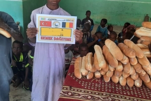 Afrika Kamerun ekmek dağıtımı