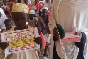 Afrika'da Hafız talebelere Kur'an-ı Kerim dağıtım larımız devam ediyor