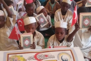 Afrika'da Hafız talebelere Kur'an-ı Kerim dağıtım larımız devam ediyor