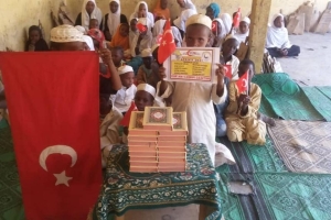 Afrika'da Hafız talebelere Kur'an-ı Kerim dağıtım larımız devam ediyor
