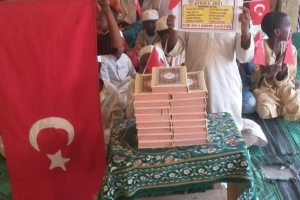 Afrika'da Hafız talebelere Kur'an-ı Kerim dağıtım larımız devam ediyor