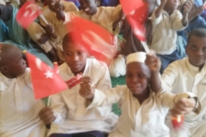 Afrika'da çocukları sevindirme zamanı Bisküvi dağıtımlarimiz devam ediyor