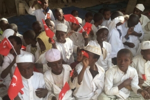 Afrikali çocukları sevindirmeye bisküvi dağıtmaya devam ediyoruz