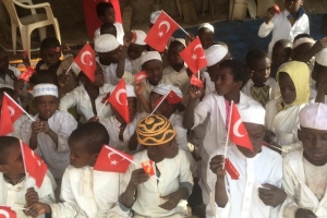 Afrikali çocukları sevindirmeye bisküvi dağıtmaya devam ediyoruz