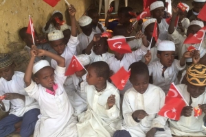 Afrikali çocukları sevindirmeye bisküvi dağıtmaya devam ediyoruz