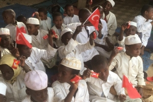 Afrikali çocukları sevindirmeye bisküvi dağıtmaya devam ediyoruz