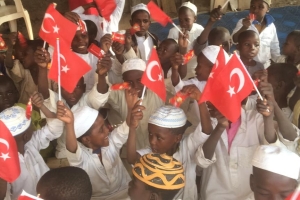 Afrikali çocukları sevindirmeye bisküvi dağıtmaya devam ediyoruz