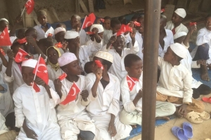 Afrikali çocukları sevindirmeye bisküvi dağıtmaya devam ediyoruz