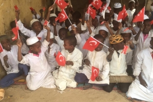 Afrikali çocukları sevindirmeye bisküvi dağıtmaya devam ediyoruz