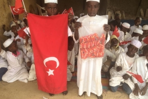 Afrikali çocukları sevindirmeye bisküvi dağıtmaya devam ediyoruz