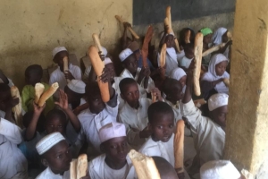 Afrika'da yetim yoksul çocuklara Ekmek dağıtımına devam ediyoruz