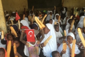 Afrika'da yetim yoksul çocuklara Ekmek dağıtımına devam ediyoruz