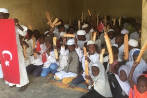 Afrika'da yetim yoksul çocuklara Ekmek dağıtımına devam ediyoruz