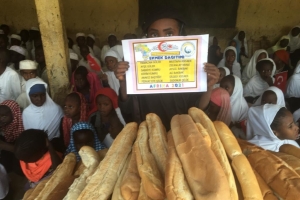 Afrika'da yetim yoksul çocuklara Ekmek dağıtımına devam ediyoruz