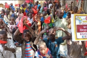 Afrika Nijerya çocukları sevindirme bisküvi dağıtımlarimiz devam ediyor