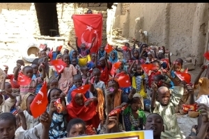 Afrika Nijerya çocukları sevindirme bisküvi dağıtımlarimiz devam ediyor